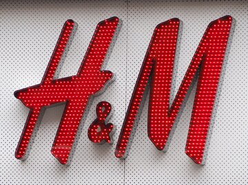 Rotes H&M-Logo vor weißem Hintergrund | © AdobeStock/Claudio Divizia