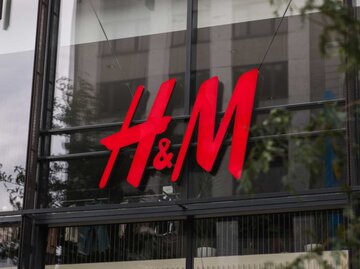 H&M Logo | © Getty Images/Jeremy Moeller