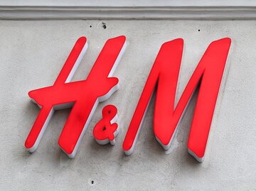 Rotes H&M-Logo auf grauem Hintergrund | © AdobeStock/Tupungato