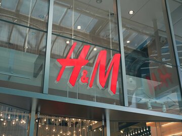 H&M Shop Logo | © Adobe Stock/beeboys