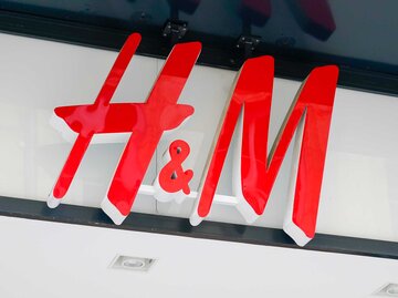 H&M-Markenlogo und Textschild vor dem Shop | © Adobe Stock/OceanProd