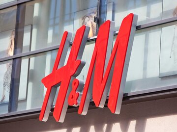 H&M Logo | © Getty Images/aprott