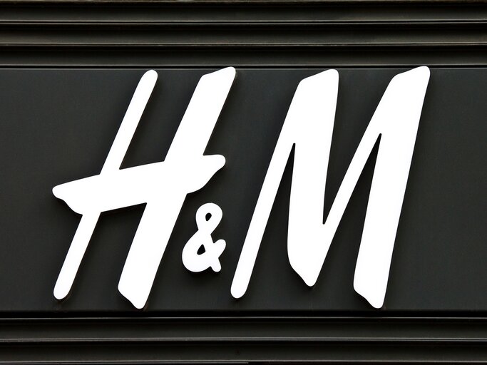 Weißes H&M-Logo auf schwarzem Hintergrund | © AdobeStock/chrisdorney