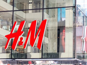 H&M Logo / Ein Milchmädchenkleid gibt es bei H&M bereits für 25,99 Euro. | © Adobe Stock/Mariakray