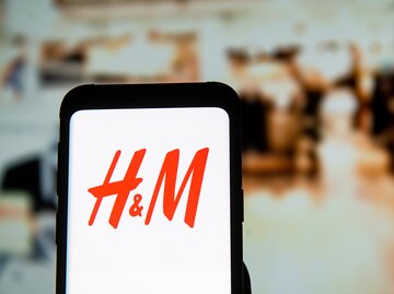 Handy mit H&M-App | © Getty Images/Mateusz Slodkowski/SOPA Images/LightRocket 