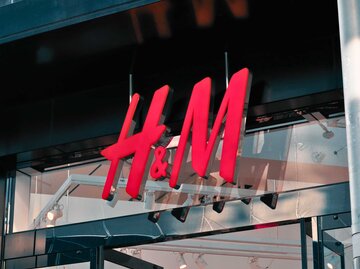 H&M Logo von außen | © Adobe Stock/slyellow