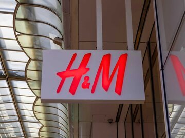 H&M Shop Logo | © Adobe Stock/J_News_photo