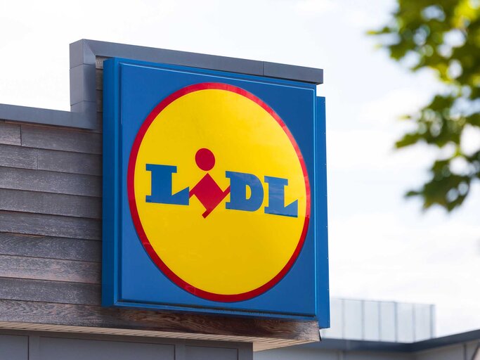 Ein großes Schild mit dem Lidl-Logo auf einem Lidl-Shop in Deutschland. | © Adobe Stock/Tobias Arhelger