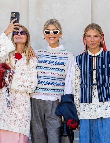Eine Gruppe von Gästen der Kopenhagen Fashion Week trägt verschiedene Layering-Looks. | © Getty Images/Christian Vierig
