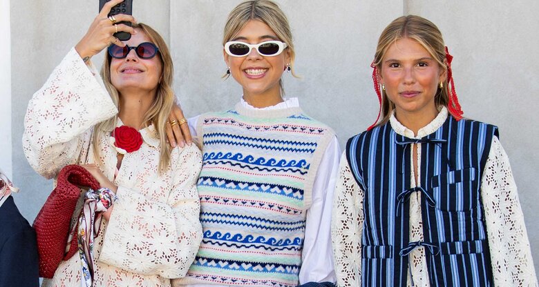 Eine Gruppe von Gästen der Kopenhagen Fashion Week trägt verschiedene Layering-Looks. | © Getty Images/Christian Vierig