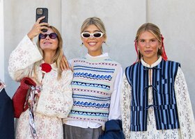 Eine Gruppe von Gästen der Kopenhagen Fashion Week trägt verschiedene Layering-Looks.