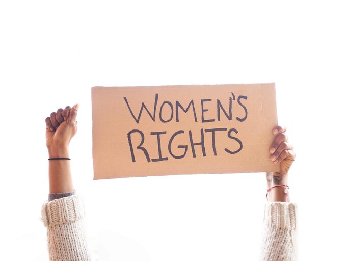 Hand hält Schild mit "Women's Rights" nach oben | © Getty Images/Carlos Barquero