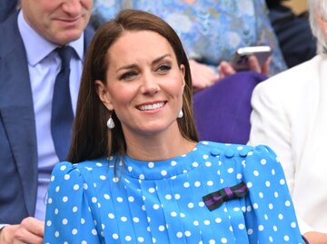 Herzogin Kate im gepunkteten Vintage-Kleid beim Tennisturnier in Wimbledon. | © Getty Images/Karwai Tang 