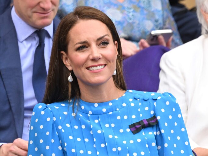 Herzogin Kate im gepunkteten Vintage-Kleid beim Tennisturnier in Wimbledon. | © Getty Images/Karwai Tang 