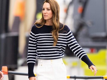 Prinzessin Kate mit gestreiftem Pullover | © Getty Images/Samir Hussein / Kontributor