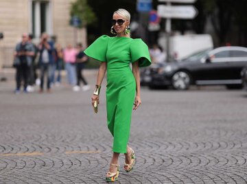 Denisa Palsha trägt ein grünes Kleid mit Puffärmeln und auffällige Wedges. | © Getty Images / Jeremy Moeller