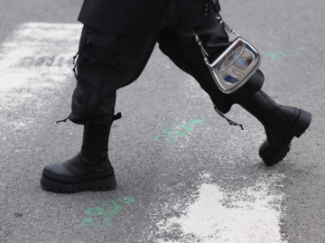 Streetstyle schwarze Boots | © Getty Images/Jeremy Moeller