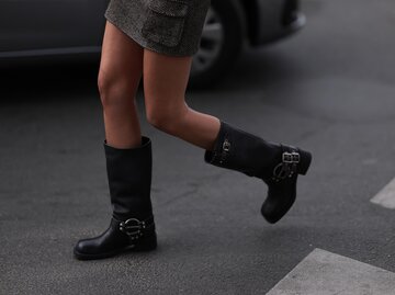 Streetstyle von Bikerboots mit Minirock | © Getty Images/Jeremy Moeller