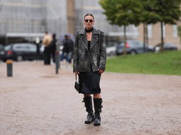 Streetstyle von Alessa Winter mit Bikerboots, einem knielangen Kleid und einer Lederjacke in Schwarz | © Getty Images/Jeremy Moeller