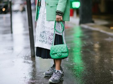 Streetstyle von Frau mit grauen Sneakers von Salomon | © Getty Images/Vanni Bassetti 