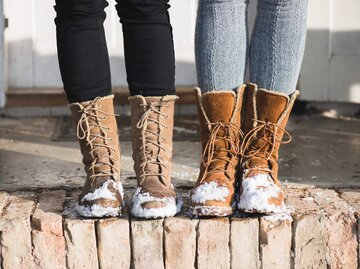 Zwei paar Winterstiefel im Schnee | © Adobe Stock/Laszlo