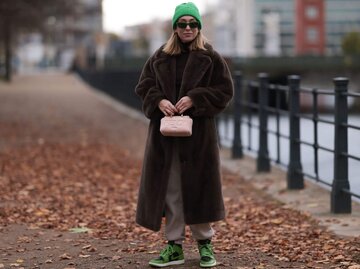 Person mit grünen Sneaker auf Straße | © Getty Images/Jeremy Moeller 