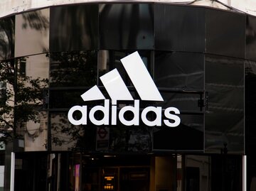 Adidas Logo an einer großes Glasfassade eines Gebäudes. | © Adobe Stock/ink drop