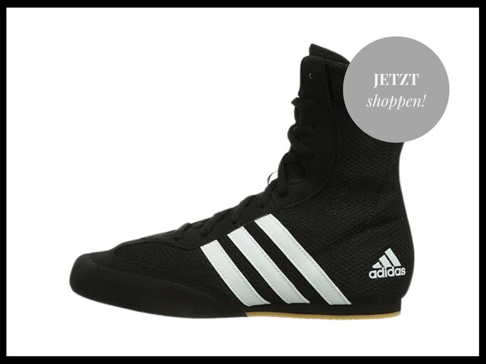 Boxschuh "Box Hog 2" in Schwarz mit weißen Streifen von Adidas bei Amazon | © Amazon