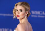 Caroline Sunshine Hochsteckfrisur | © Getty Images | Tasos Katopodis