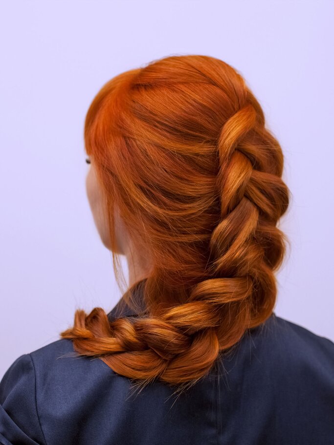 Flechtfrisur mit roten Haaren | © Getty Images | dimid_86