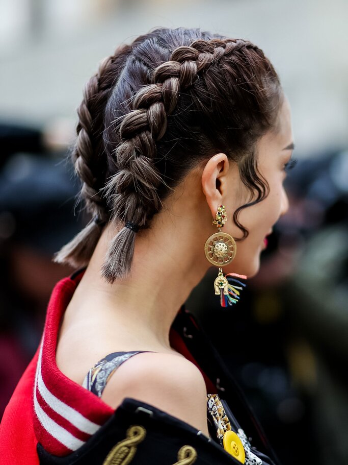 Model mit Flechtfrisur im Streetstyle-Look | © Getty Images | Christian Vierig