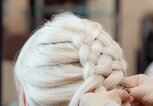 Frau mit geflochtenen Haaren | © iStock | dimid_86