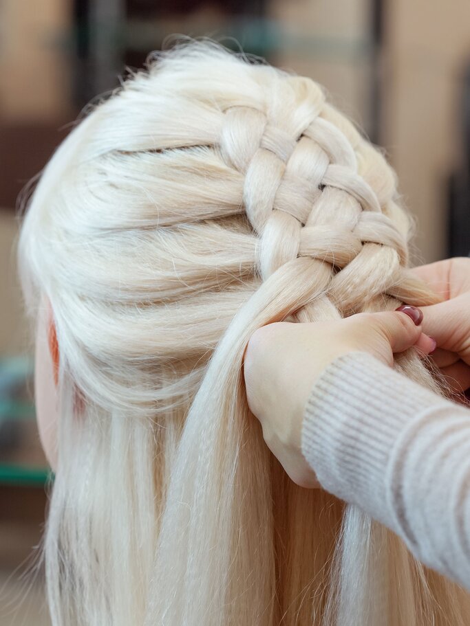 Frau mit geflochtenen Haaren | © iStock | dimid_86