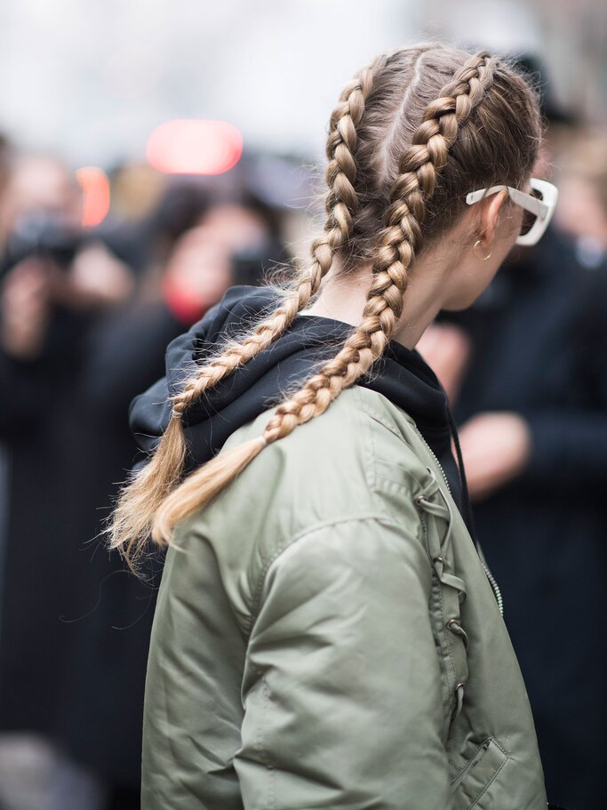 Model mit zwei geflochtenen Zöpfen | © Getty Images | Timur Emek