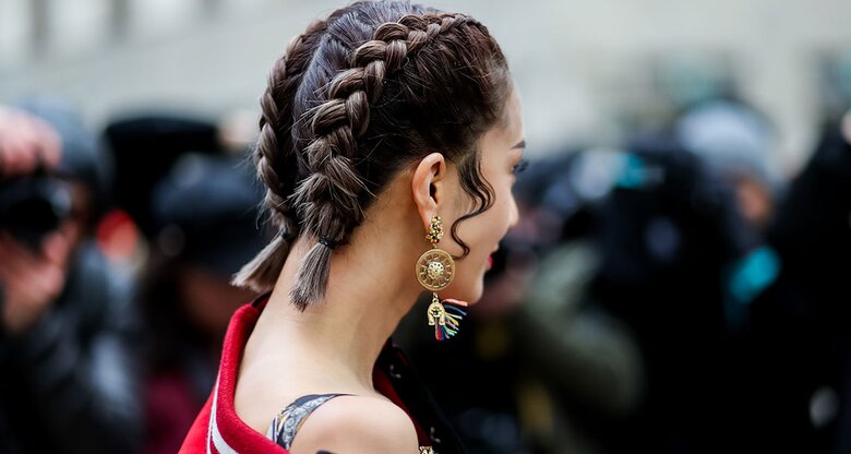 Streetstyle mit geflochtenen Haaren | © Getty Images | Christian Vierig