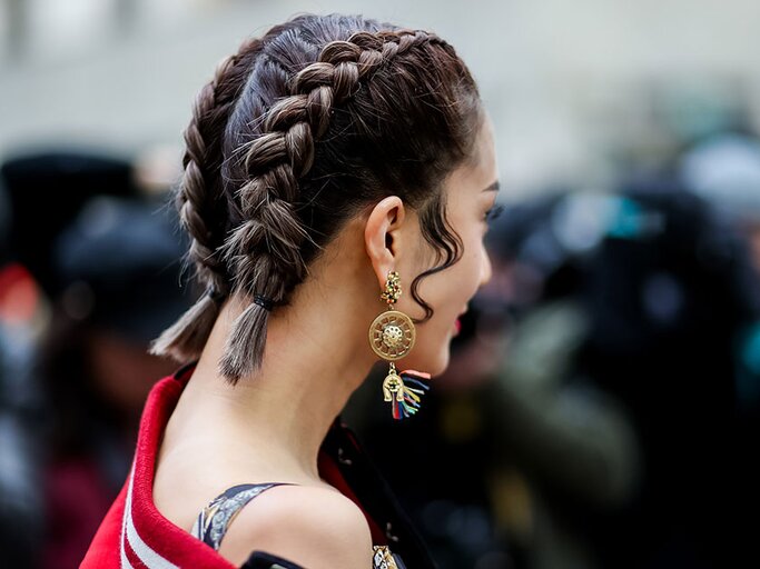 Streetstyle mit geflochtenen Haaren | © Getty Images | Christian Vierig