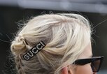 Caro Daur mit Hochsteckfrisur und Gucci-Haarspange | © Getty Images | Mireya Acierto