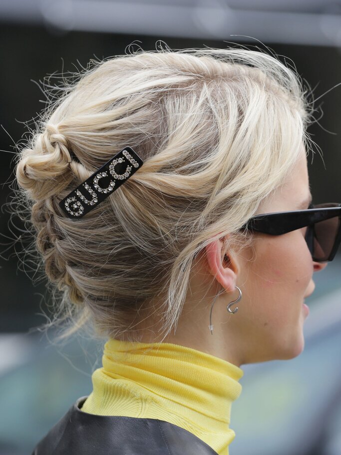 Caro Daur mit Hochsteckfrisur und Gucci-Haarspange | © Getty Images | Mireya Acierto