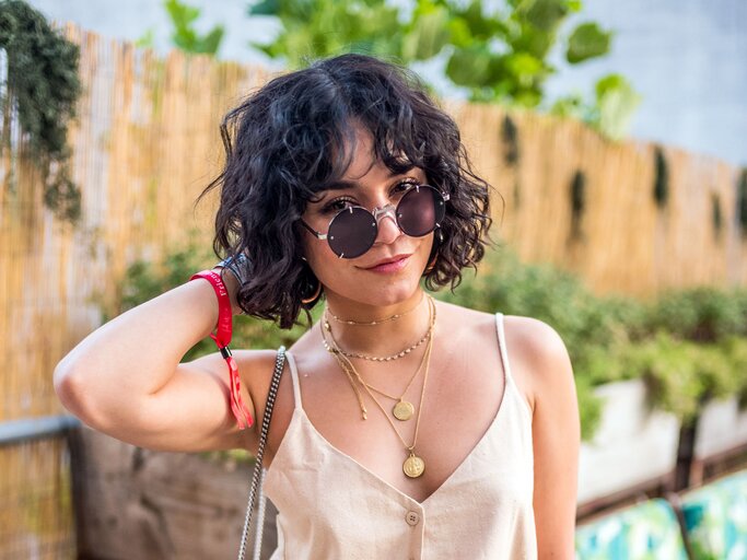 Vanessa Hudgens mit gelockter Bob-Frisur | © Getty Images | Steven Ferdman 