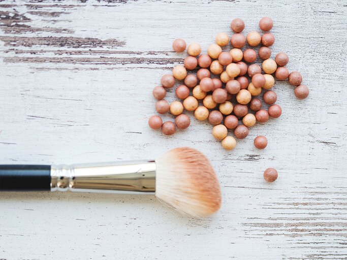 Der Bronzer zaubert einen Hauch von Sommer auf die Haut.  | © iStock | fotostorm