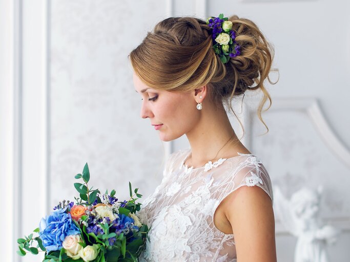 Hochzeitsfrisur mit Blumen | © iStock | airspa