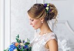 Hochzeitsfrisur mit Blumen | © iStock | airspa