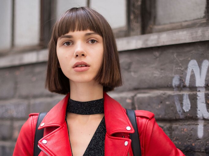 Model trägt Bob Frisur mit Pony | © Getty Images | Vanni Bassetti 