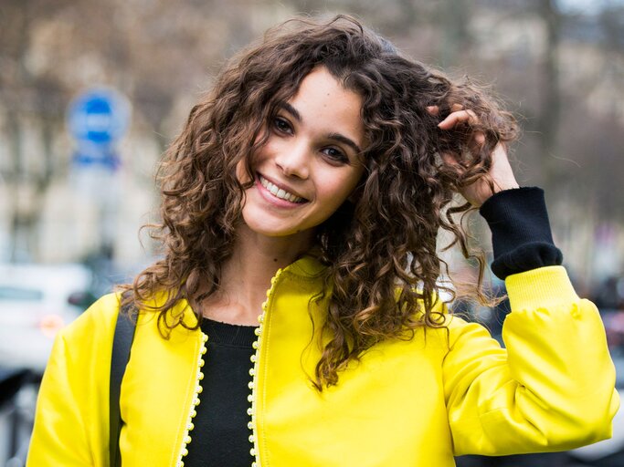 Model Pauline Hoarau mit Lockenfrisur | © Getty Images | Claudio Lavenia