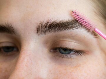 Model stylt ihre Augenbrauen | © Getty Images/Mikhail Reshetnikov/EyeEm