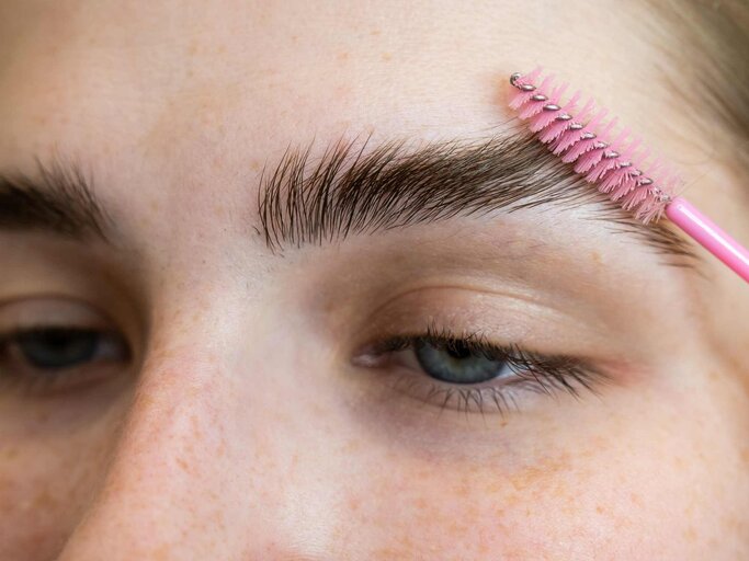 Model stylt ihre Augenbrauen | © Getty Images/Mikhail Reshetnikov/EyeEm
