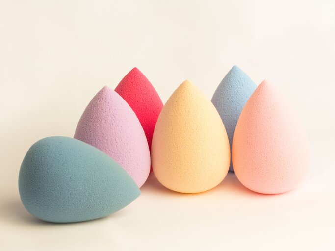 bunte Beautyblender auf hellem Hintergrund | © iStock / pavlyukv