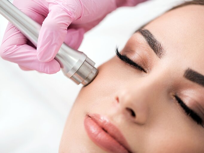 Für einen strahlenden Teint: Microdermabrasion. | © iStock