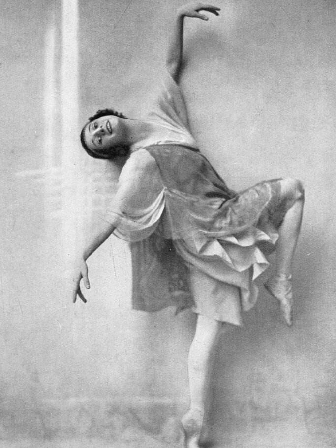 1862: Mit dem Kohl-Eyeliner von Guerlain stellen russische Ballerinas herkömmliches Make-up in den (Lid-)Schatten.  | © Imago