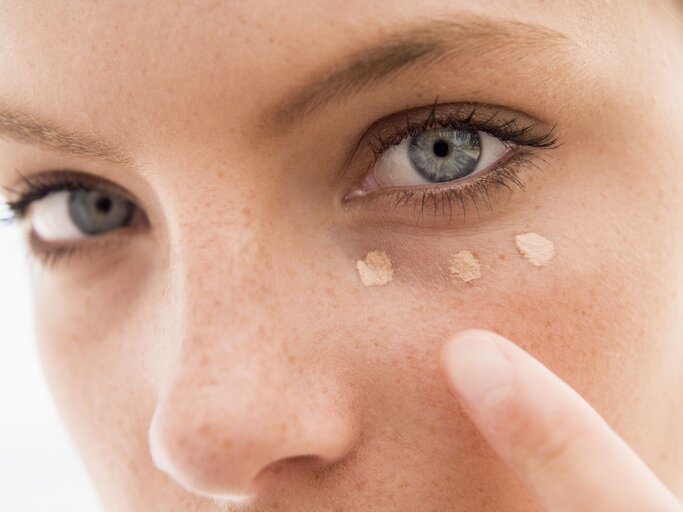 Frau mit Concealer  | © iStock | monkeybusinessimages